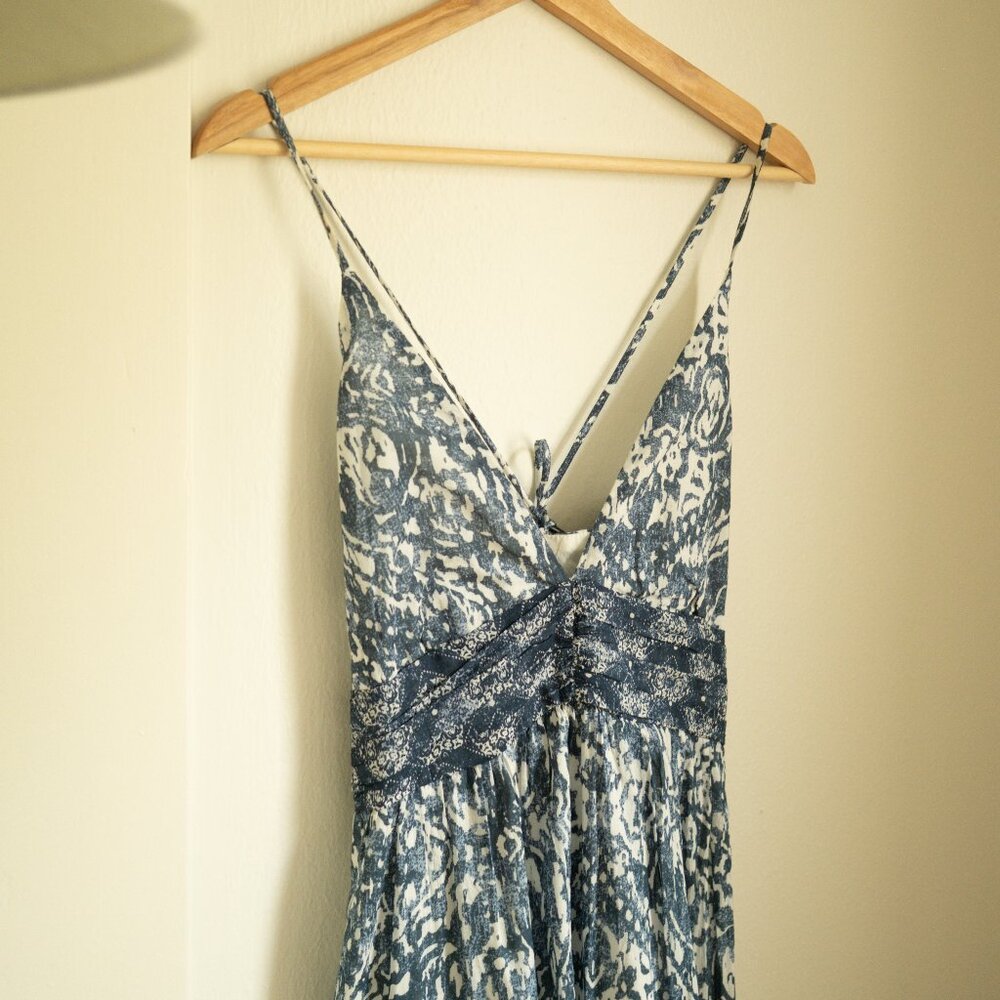 Abercrombie & Fitch Tiered Maxi Dress – Light Blue Pattern (M Tall)